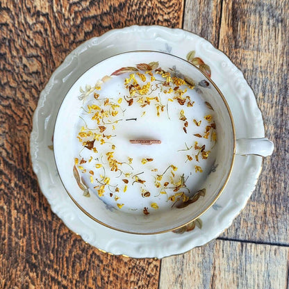 Candela profumata in cera di soia realizzata all'interno di una elegante Tazza da Caffè in Ceramica Bavaria con fiori secchi