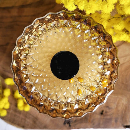 Dettaglio del coperchio in vetro lavorato del portagioie. Presente al centro un bottone nero con mimosa bijoux.