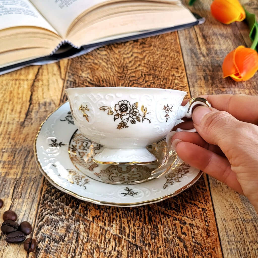 Candela profumata in cera di soia realizzata all'interno di una elegante Tazzina da Caffè in Ceramica Bavaria. 