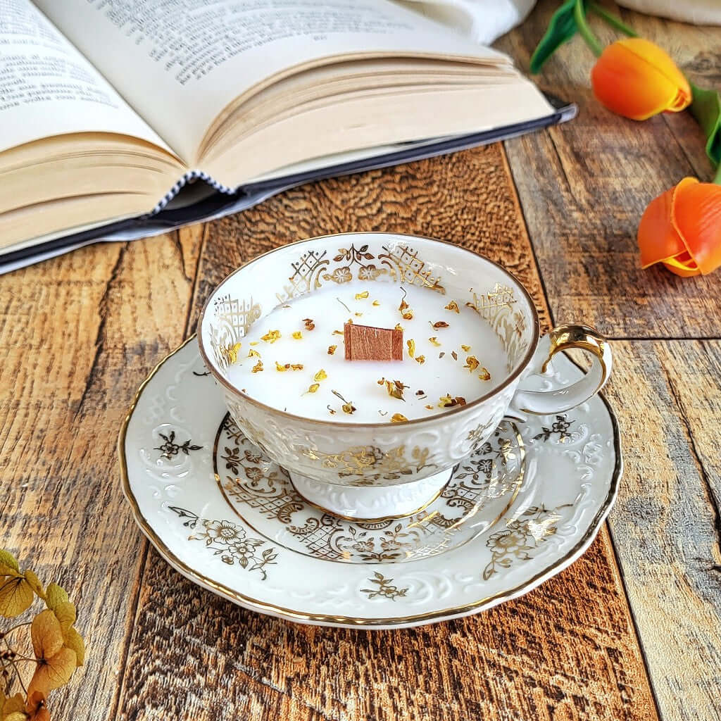 Candela profumata a cognac in cera di soia realizzata all'interno di una elegante Tazzina da Caffè in Ceramica Bavaria. 