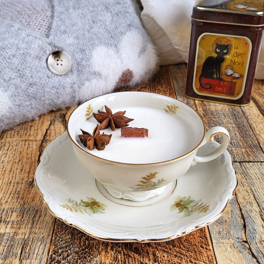 Candela profumata in cera di soia realizzata all'interno di una elegante Tazza da Tea in Ceramica Bavaria