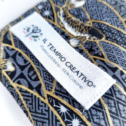 Dettaglio etichetta. Cuscino rilassante per occhi eye pillow realizzato in cotono 100%, sfoderabile e lavabile, con ingredienti naturali antinfiammatori, rigeneranti e rilassanti. Stoffa carpa giapponese 