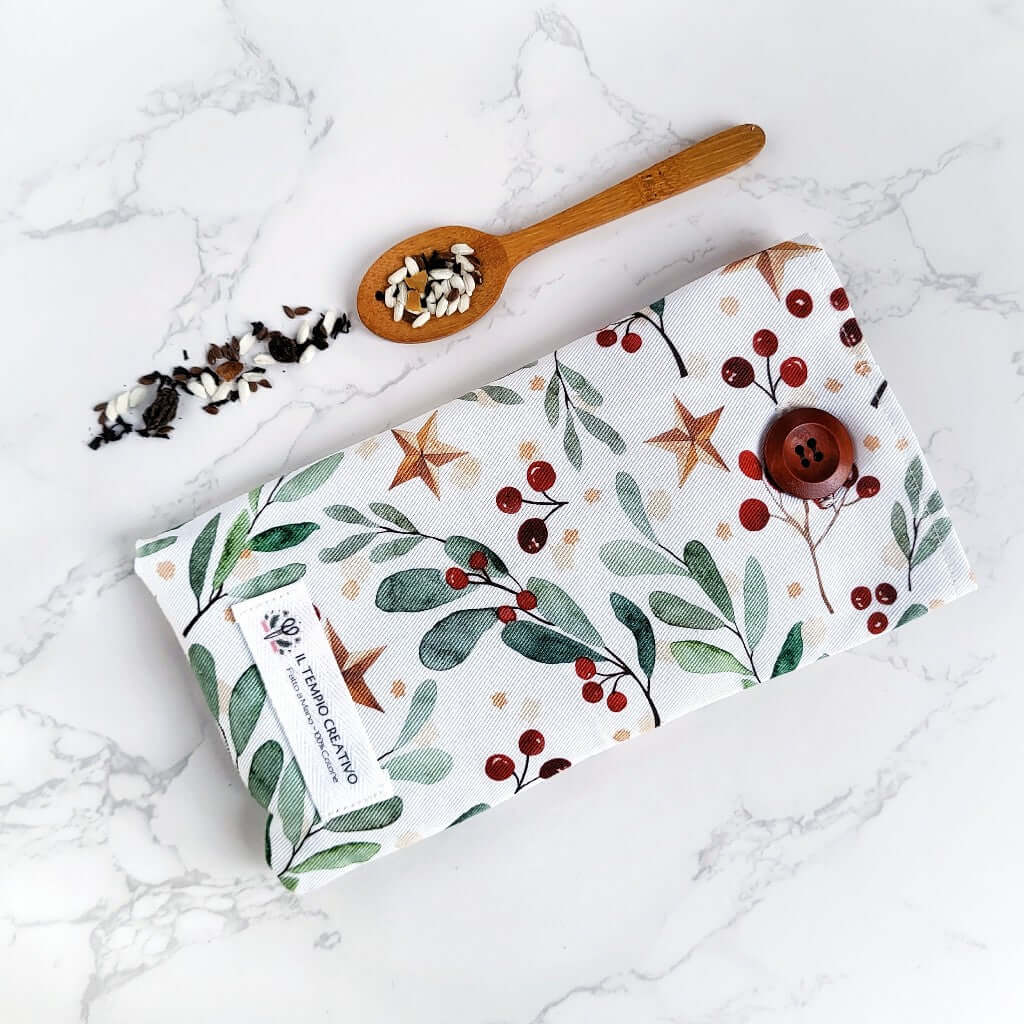 Cuscino rilassante per occhi (eye pillow) realizzato in puro cotone, sfoderabile e lavabile. All'interno materie prime naturali antinfiammatorie e rigeneranti per lo sguardo, borse e occhiaie. Tea Nero Strudel di Mele e stoffa Bacche di Natale e vischio