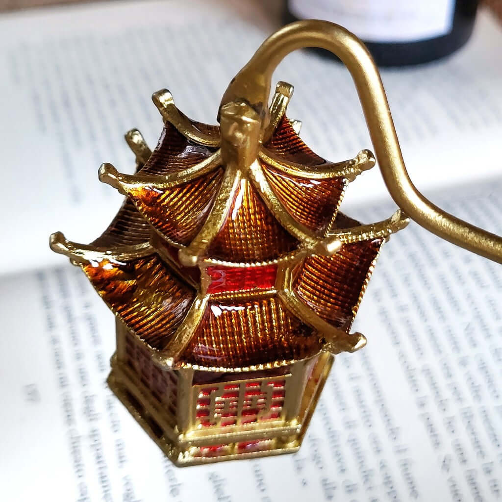 Snuffer spegni fiamma vintage antico e retrò pagoda cinese rosso e oro per una buona e corretta cura della candela profumata.